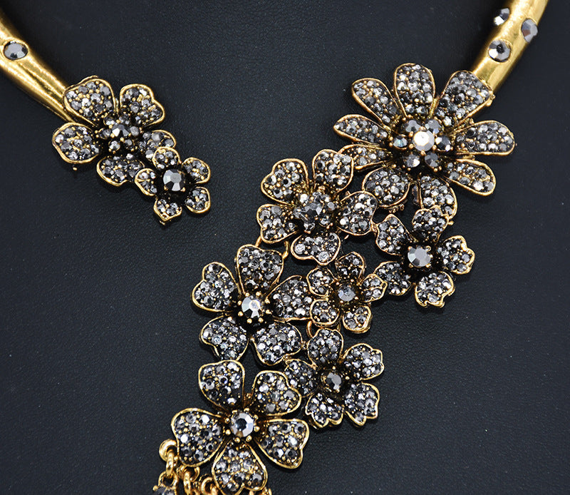 Elegante collar de mujeres de la aleación de flores de borla de la borla