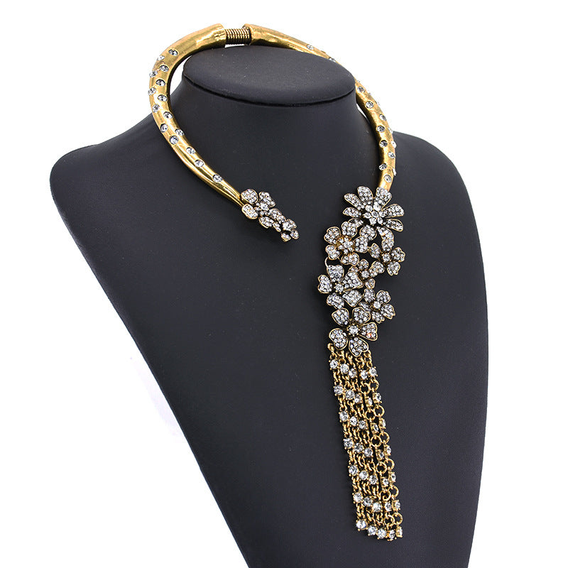 Elegante collar de mujeres de la aleación de flores de borla de la borla