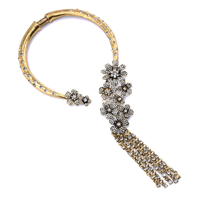 Elegante collar de mujeres de la aleación de flores de borla de la borla