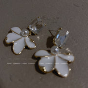 Fashionable women's ear studs