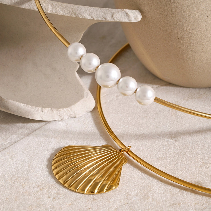 Choker style necklace with shell or pearls