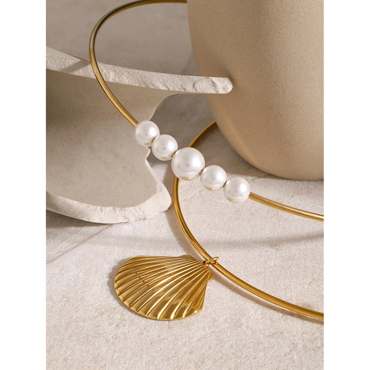 Choker style necklace with shell or pearls